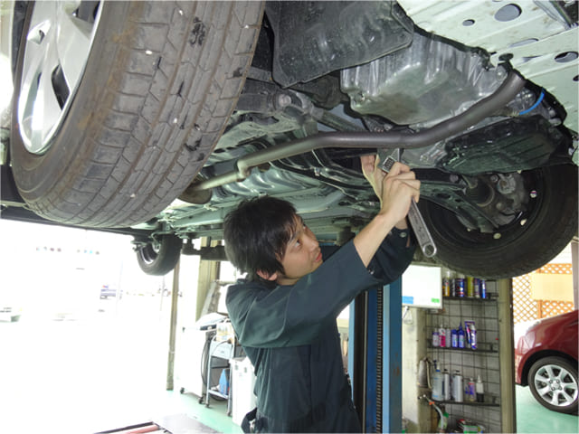 車の整備をする男性スタッフ